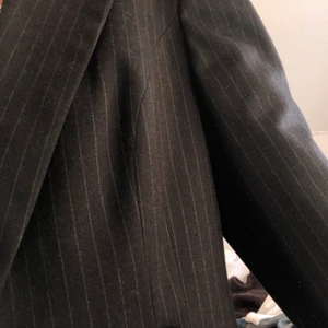 randig oversize kavaj - en svart kavaj med bruna ränder, köpt secondhand men inte kommit till användning! stor i storleken, men sitter fint! frakt ingår ej❤️