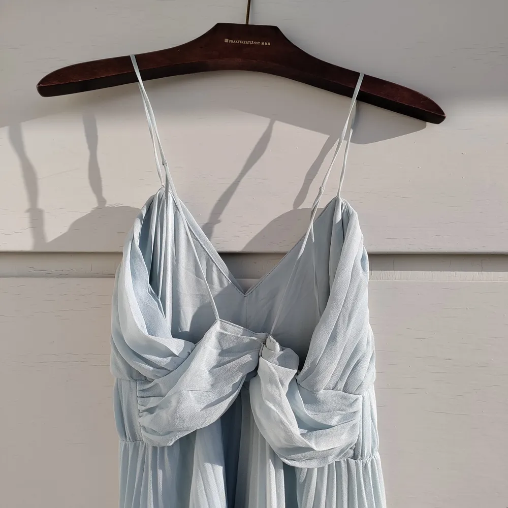 Jättefin långklänning från ASOS. Inköpt till en vinterbal för några år sedan och enbart använd en gång. Passar S-M. . Klänningar.