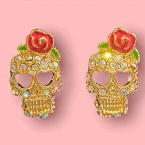 Superfina små skullörhängen 💀💀 - Jättefina! 60kr och fri frakt 💀