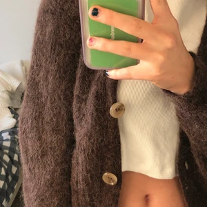 brun stickad kofta! - supermysig stickad kofta köpt på plick men inte använd utan mig! sticks inte! passar mig fint som bär xs-s! frakt ingår ej, kram❤️