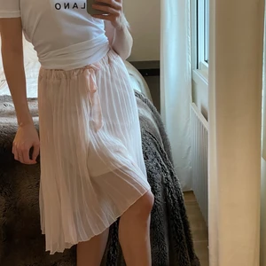 Rosa kjol - Rosa kjol från Vila i storlek 34 med band. Man kan även använda bälte till eftersom det finns hällor. Knappt använd, är som ny. Köpare står för frakt.