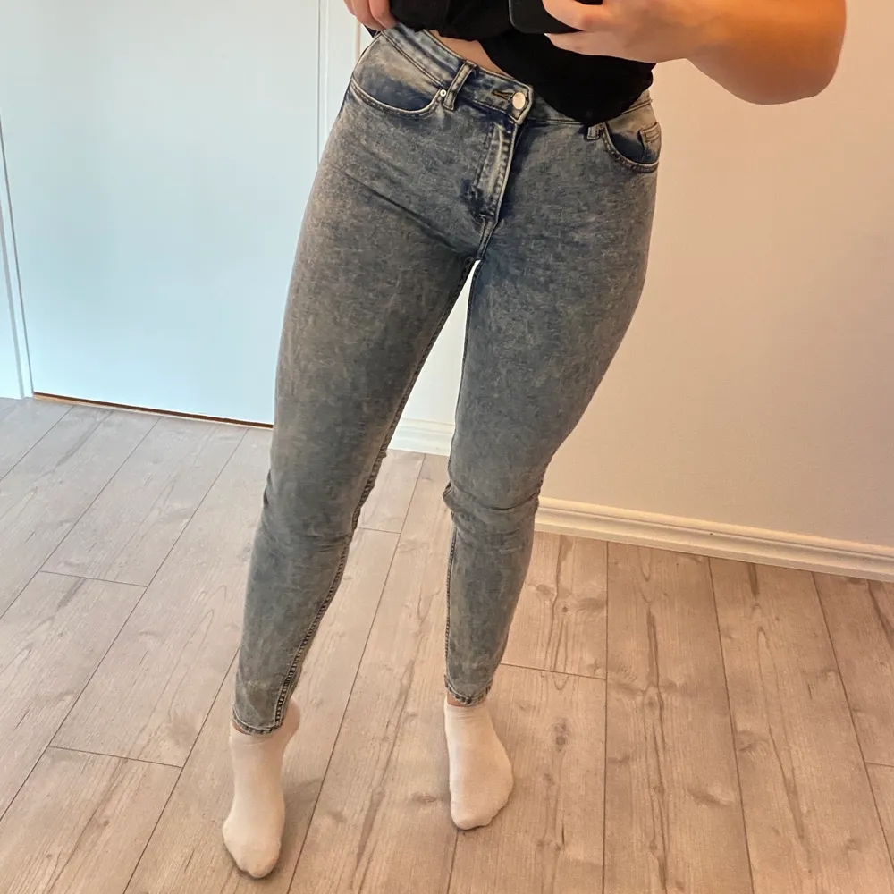 Blåa tighta jeans från H&M i väldigt bra skick!🌟. Jeans & Byxor.