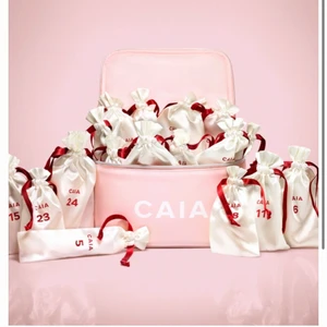 Caia kalender - Hej! Beställde Caia kalendern men har ångrat mig! Den är slutsåld så väldigt svår att få tag i🤎 Om du är intresserad skicka bud privat( inte mindre än orginalpriset), annars skickar jag tillbaka den🤍 BUDA BARA OM DU ÄR SÄKER PÅ ATT DU VILL KÖPA