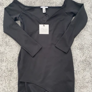 Klänning  - ”Wrap plain dress” från Nelly. Köpt för några år sen. Aldrig använd med lapp på. Storlek M men passar även S då den är lite kort. Pris kan diskuteras. Frakt står på köparen, finns i Växjö 