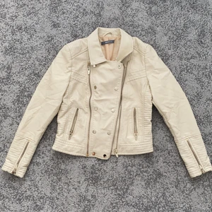 Beige skin jacka  - Beige skinn jacka som aldrig blev använd. Köpt för några år sen från Ginatricot. Modellen går precis innan höfterna vilket ger en snygg figur. Storlek 40 vilket motsvarar en M. Pris kan diskuteras :) 