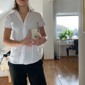 Skjorta  - En figursydd skjorta med korta ärmar! Köpt second hand så vet därför inte märke eller storlek men sitter ganska tajt på mig som vanligtvis är xs/s! 