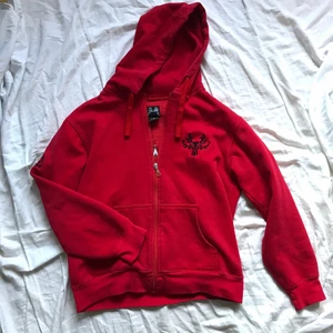 röd zip up - super fet röd zip up hoodie🍄🍄 varm och skön, säljer då det inte är min stil riktigt