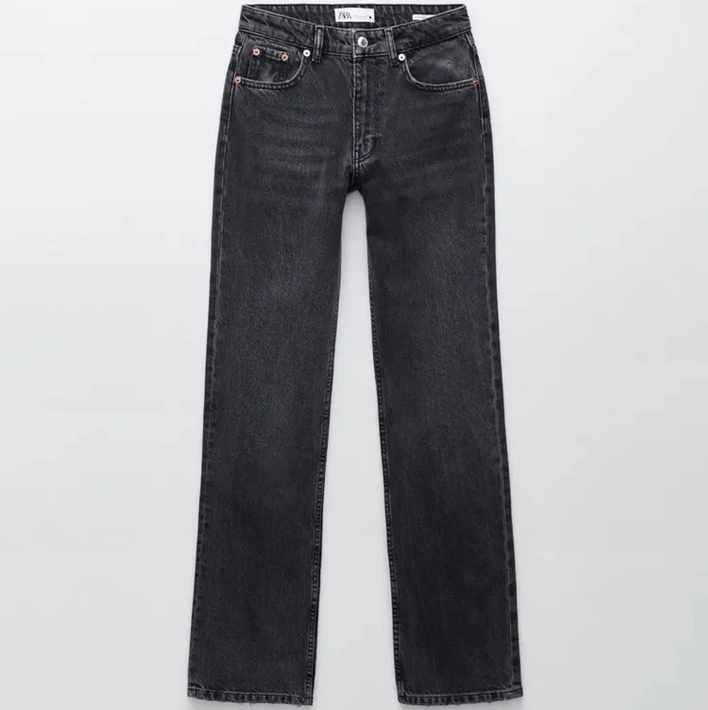 Säljer zara midwaist straight jeans i mörkgrå, strl 34 men skulle säga att de mer sitter som en 32. De är köpta här på Plick men är helt nya med lappar kvar, endast testade. De är slutsålda på hemsidan för tillfället, orginalpriset är 399! Buda💕. Jeans & Byxor.