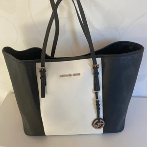 Mikael kors - Superfin väska från Michael kors. Stort utrymme för blandat innehåll. Väskan är äkta och används ett fåtal gånger. Väskan är äkta och köpte den på Michael kors i Stockholm. Nypris 950kr 