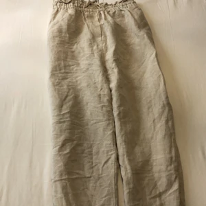 H&M  - Säljer dem jätte fina linne byxorna💕 kommer ifrån H&M är i storlek S💕 Om ni undrar något så är det bara att skriva till mig frakten tillkommer💗💓