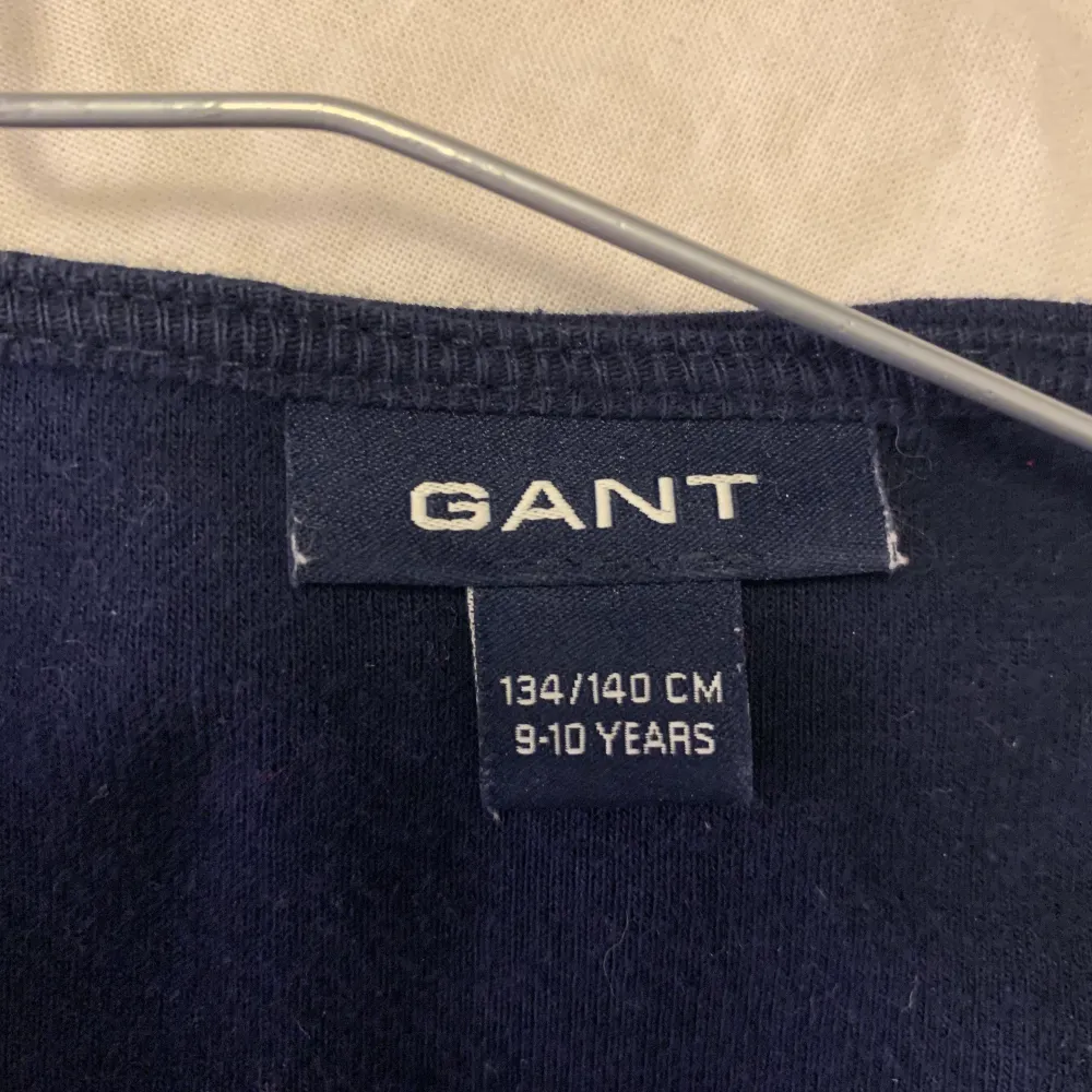 Säljer denna randiga tröja i vitt och marinblått från Gant. Säljer pga för liten för mig men skulle säga den passar en xs. Tröjor & Koftor.