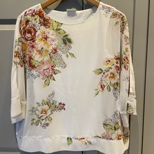 Blus Vila - Vit blus från Vila med blommor på 🌸 strl 36