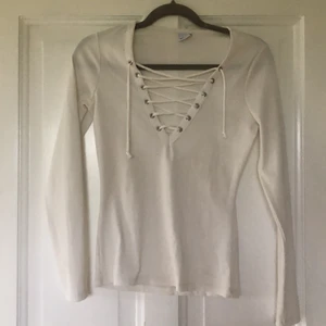 Topp med snörning - Topp med snörning från Gina Tricot.