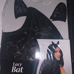 Halloween  - Säljer denna fina halloween kostymen, det är vingar och hårklämmor. Säljer då den inte kom till användning. Har ingen storlek passar alla💕