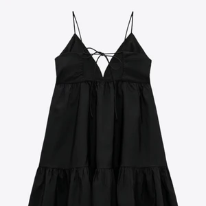 Poplinklänning zara - Säljer nu den här populära klänningen från zara då jag har flera liknade, nyskick🖤🖤 köpt för 349kr säljer för halva priset