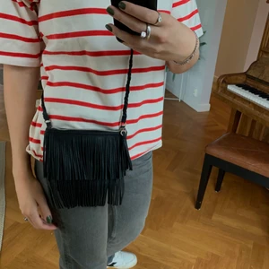 Väska - Säker denna svarta axelremsväska med fransar 