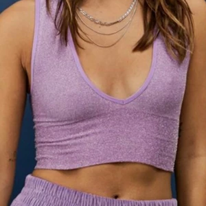 UO josie festlinne - Superfint linne från Urban outfitters som inte går att hitta längre. Storlek M/L men ganska tajt så skulle tro att den passar allt från S till liten L!🤩 Säljer då den inte kommer till användning 