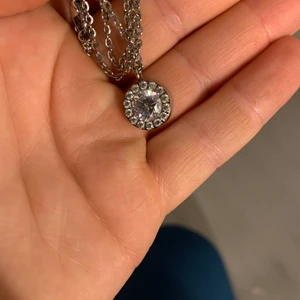 edblad halsband  - super snyggt halsband från edblad. använd ca 4 gånger så som ny. nypris 400kr. mitt pris 250kr. priset kan diskuteras vid snabb och smidig affär.