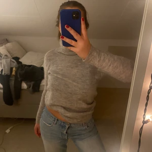 Stickad tröja i mohair strl xs  - Säljer denna onvända stickade tröja från crocker, den är i mohair och ull blandning. Super gosig tröja som inte kommer till användning! Inköpt för 1200kr 