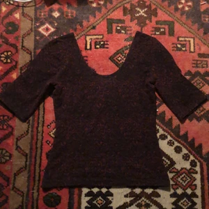 Urringad tröja  - Jätte söt urringad tröja från monki i nyskick! Köparen står för frakten <3