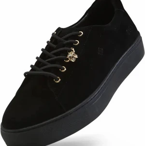 Starlily Lace Up Black  - Otroligt sköna och fina sneakers från Dasia. Svarta sammet med ett fint smycke vid snörningen. Egna bilder skickas vid intresse. Använda max 10 gånger 