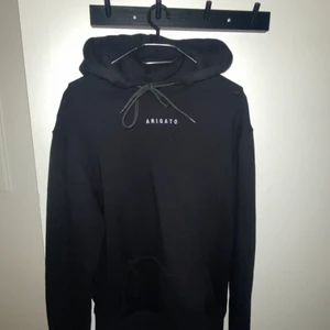 Svart Axel Arigato hoodie.  - Svart Axel Arigato hoodie som är använd endast vid 1 tillefälle. Precis som nyskick. Unisex plagg, storlek Xs, passar även S.  Nypris 1450kr. Köpare står får frakt.