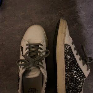 Les Temps des Cerises skor - Säljer dom här skorna från Les Temps Des Cerises! Skorna är i använt skick därför det billiga priset💕 skriv i meddelanden om du har frågor eller vill ha fler bilder💜 