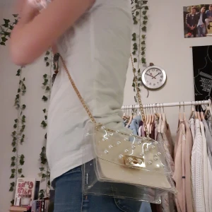 Väska med pärlor  - Svin cool väska köpt för ca 100 kr säljer då den inte används så mycke som jag hade hoppats. Köparen står för frakt