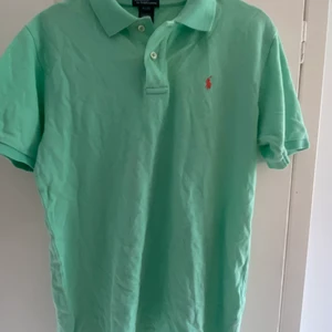 Piketröja ralph lauren - Skriv priv för mer info, fler bilder och pris kan diskuteras.               Står xl men lite i storleken och kan bäras av alla från s-l beroende på passform