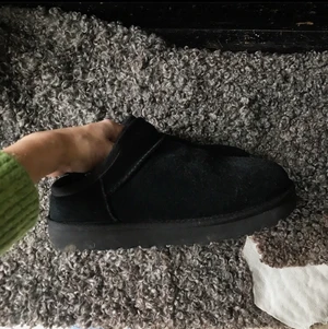 Uggs slippers  - Fina uggs tofflor i prima skick, lite smutsiga på sulan men tvättar såklart det! Köpte i höstas men bara använda typ tre gånger då de är i minsta laget för mig. Står strl 36 men tror mer de passar en liten 36a eller stor 35a 💟 SÅ sköna och smidiga!!