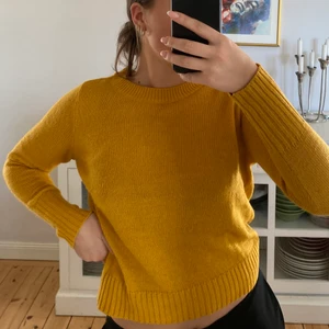 Stickad - Helt vanlig gul stickad tröja i nyskick