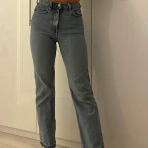 Ljusblå weekday jeans i strlk w24 l30 (dock är de uppsprättad längst ner så något längre). Välanvända men i fint skick. Lite korta på mig som vanligtvis har l32 (är 162cm)