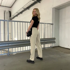 Tröja - Jättesöt kortärmad tröja med knytning från NA-KD. Använd två gånger, fick i samarbete men inte kommit till användning. Storlek S