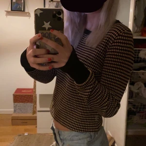 Zara tröja - Denna stickade tröja från zara som är väldigt poppis, har använd typ 2 gånger men har en liten reva på framsidan därav priset!