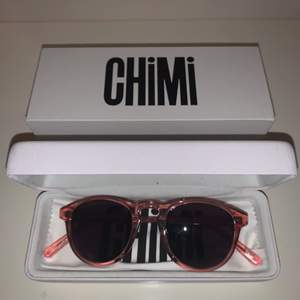 Skitsnygga solglasögon från chimi i modellen 002. Följer även med dustbag och tillhörande förpackning! NYSKICK