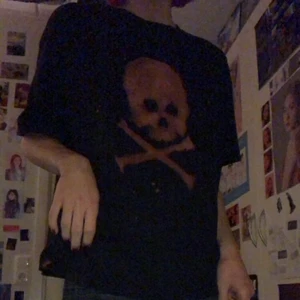 svart döskalle tshirt  - cool döskalle tshirt som jag blekte själv. det är några små små hål på framsidan men det är inget som man tänker på