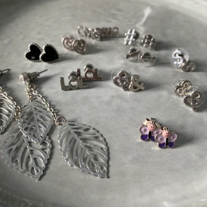 11 par örhängen - 11 par örhängen som inte kommer till användning längre. Säljs allihop tillsammans. Kan frakta, 13kr ej spårbart🦋