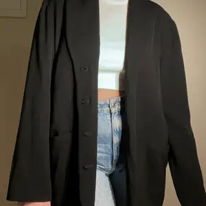 Svart blazer, second hand fynd. Bra skick förutom att ena innerfickan är sönder. Sitter lite oversized då jag har strl M.