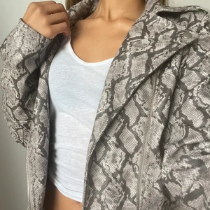 Skinnjacka  - Jätte snygg skinnjacka från NA -KD oanvänd 