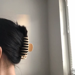 Hårklämma beige - Knappt använd hårklämma, har så många redan. Kvaliteten är bra och passar på mig som har tjockt hår🥰
