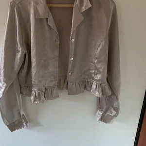 Blus  - Bra skick , lite liten i storlek passar en M