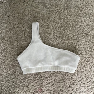 Bikinitoppar - Storlek m på alla. 60kr styck💕