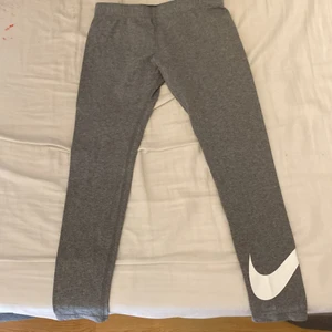 Nike tränings byxor          - Jag säljer dem för 50kr, dem är knappt använda ca 2 ggr. 