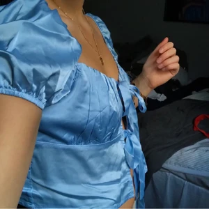 Blå satin topp  - Säljer den här jättefina blåa toppen som är köpt här på Plick och som aldrig kommit till användning hos mig tyvärr 💕💕 (lånade bilder från hon jag köpte den av)!! 