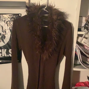 Brun kofta med ”päls” - Jättefin kofta som har ett knäppe där fram och snöre på ryggen så man kan justera hur man vill att den ska sitta:)