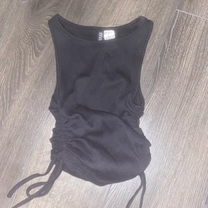 Linne - Säljer detta linnet från H&M som tyvärr blivit för litet för mig, Det har justerbar dragsko som du kan ändra hur du vill💗 Linnet är i st xs och jag har använt det ungefär 2 gånger