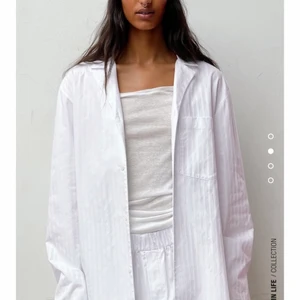 Vit pyjamas skjorta med dubbelrund - Pyjams skjorta men kan användas till vardag och fest med. Skjortan är från zara. Aldrig använd, prislappen finns kvar!