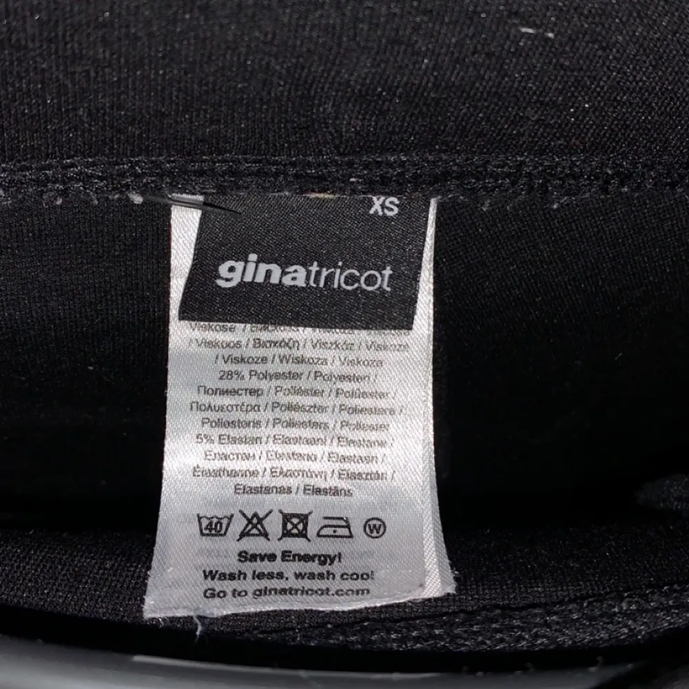 jättefina svarta vida byxor, endast använd fåtal gånger. storlek xs. köparen står för frakten!🖤. Jeans & Byxor.