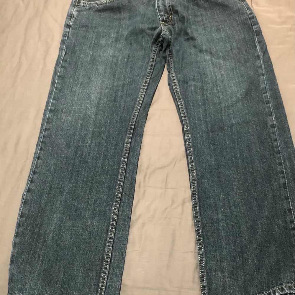 Levi’s jeans som sitter lite lösare runt smalbenen och vadden. . Jeans & Byxor.