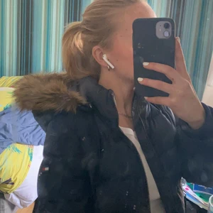 Tommy hilfiger jacka - En snygg dunjacka i märket tommy hilfiger som är i nyskick, endast använd ett par gånger och säljer för att den tyvärr blivit för liten💕 nypris för jackan är cirka 1800kr men säljer den för endast 600kr💕 skriv för flera bilder!